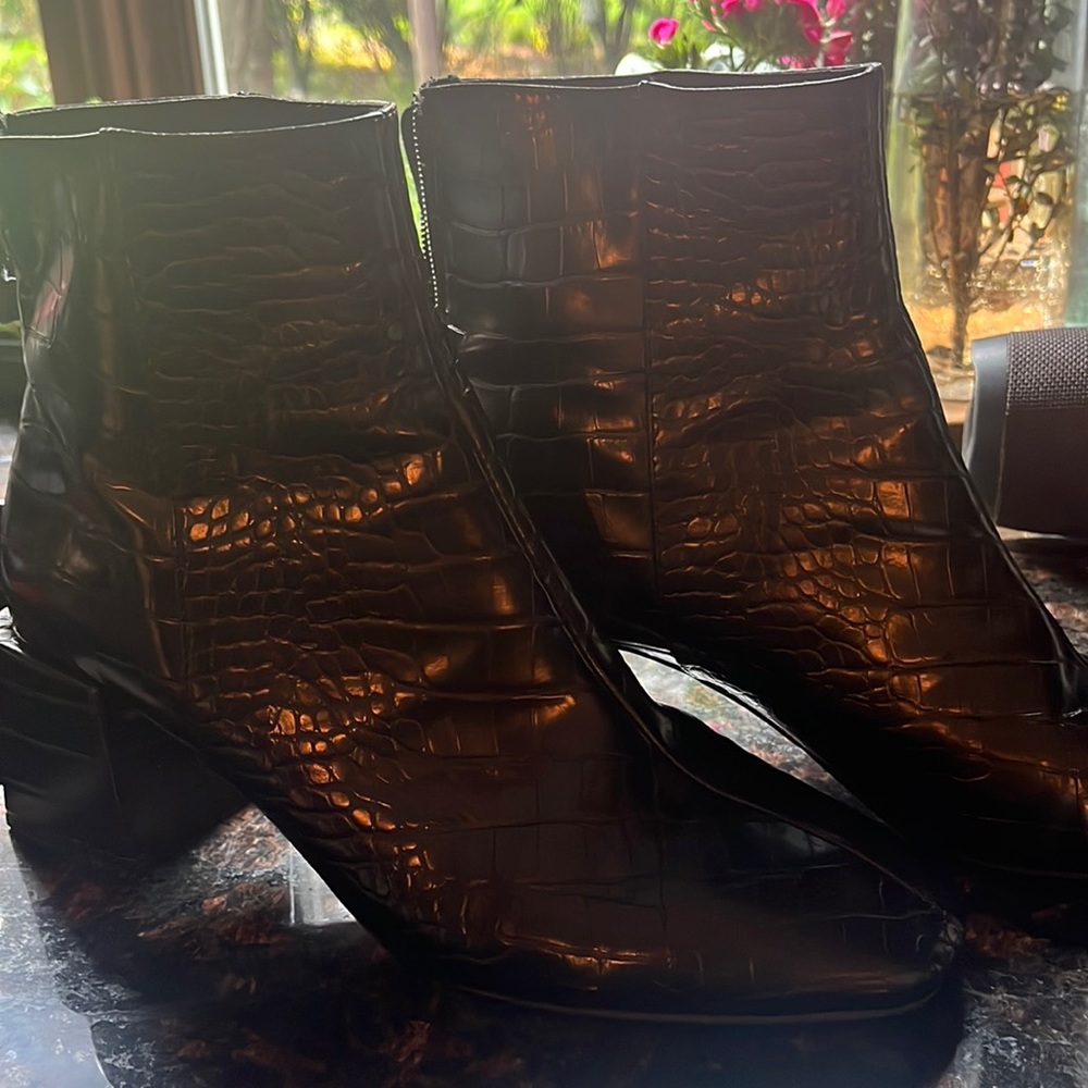 Woman’s “ therapy” black alligator print bootie. Size 10. Excellent condition. .